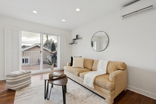 205 18Th Street E, North Vancouver, BC 