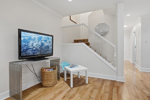 2329 Mountain Highway, North Vancouver, BC 