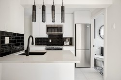 213-1940 Barclay Street  Vancouver, BC V6G 1L3