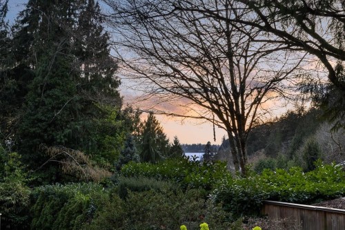 5735 Bluebell Drive, West Vancouver, BC 