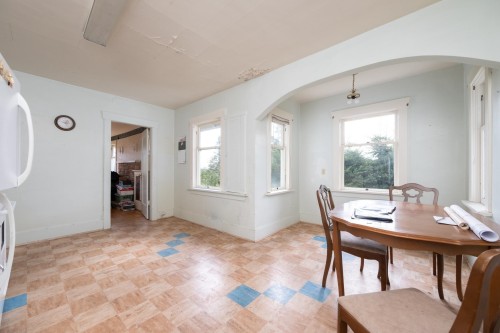 1195 Dempsey Road, North Vancouver, BC 