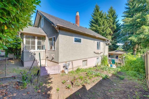 112 Tenth Avenue  New Westminster, BC V3L 2B1