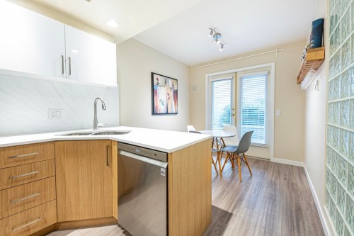 206-3151 Woodbine Drive, North Vancouver, BC 