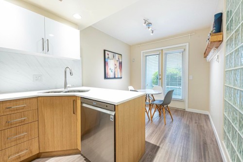 206-3151 Woodbine Drive, North Vancouver, BC 