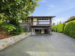 809 Roslyn Boulevard  North Vancouver, BC V7G 1P4