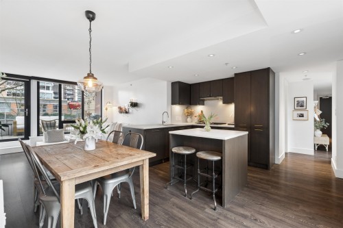 303-150 15th Street W North Vancouver, BC V7M 1R5