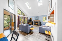 576 Cowan Road Bowen Island, BC V0N 1G2