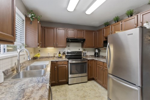 20492 Walnut Crescent, Maple Ridge, BC 