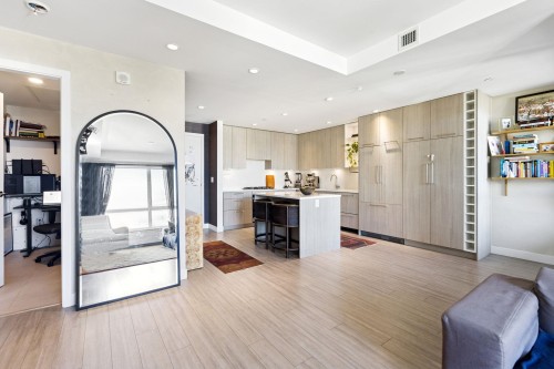 303-707 3rd Street E North Vancouver, BC V7L 1G8