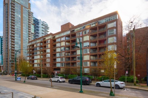 211-950 Drake Street  Vancouver, BC V6Z 2B9
