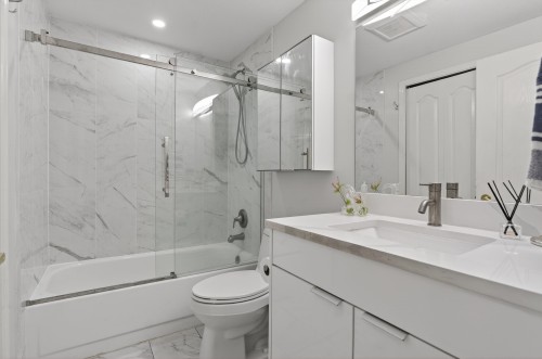 205-3151 Woodbine Drive, North Vancouver, BC 