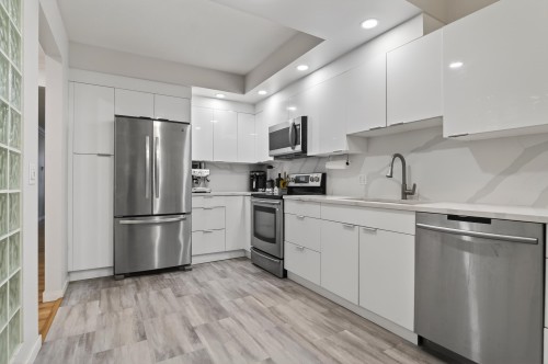 205-3151 Woodbine Drive, North Vancouver, BC 