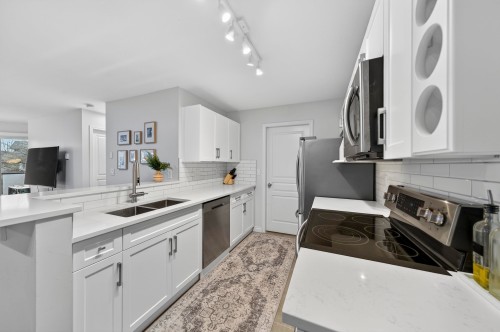 213-7139 18th Avenue  Burnaby, BC V3N 4Z3