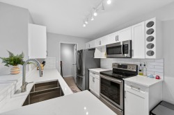 213-7139 18th Avenue Burnaby, BC V3N 4Z3