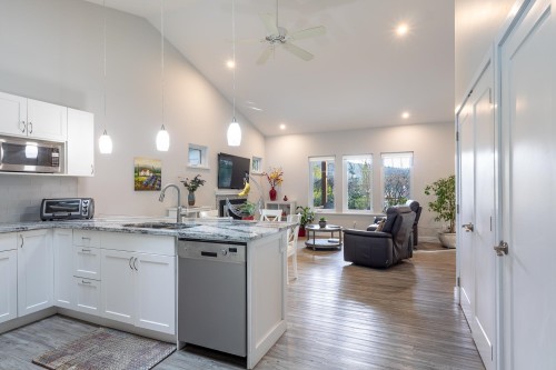 7616 Eureka Avenue, Halfmoon Bay, BC 