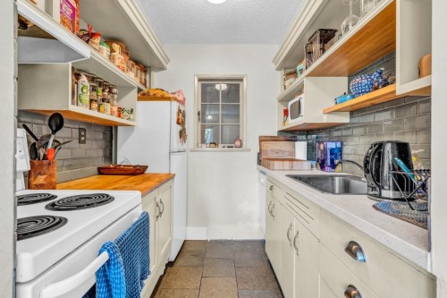 2575 3Rd Avenue W, Vancouver, BC 