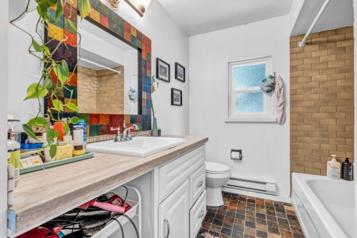 2575 3Rd Avenue W, Vancouver, BC 