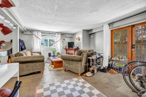 2575 3Rd Avenue W, Vancouver, BC 
