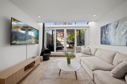 109-2125 York Avenue  Vancouver, BC V6K 1C4