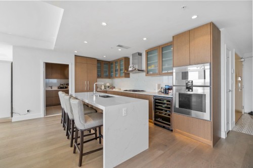 2201-1632 Lions Gate Lane, North Vancouver, BC 