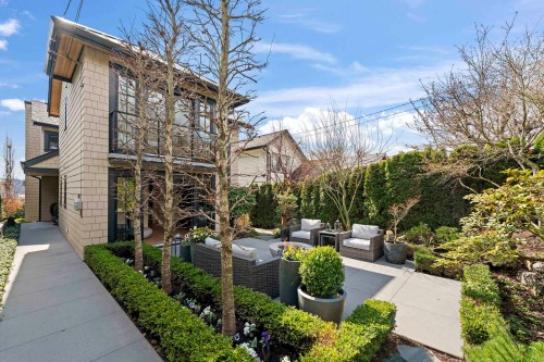 1230 Esquimalt Avenue, West Vancouver, BC 
