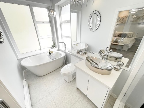 2460 19Th Avenue E, Vancouver, BC 