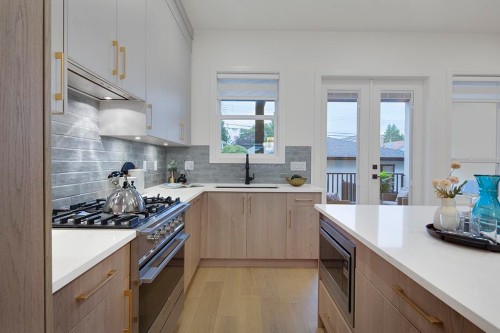 7813 18Th Avenue, Burnaby, BC 