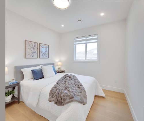 7813 18Th Avenue, Burnaby, BC 
