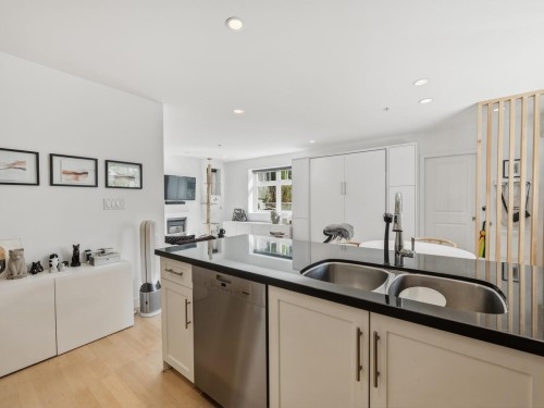 83 15Th Avenue W, Vancouver, BC 