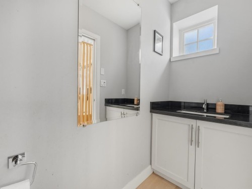 83 15Th Avenue W, Vancouver, BC 