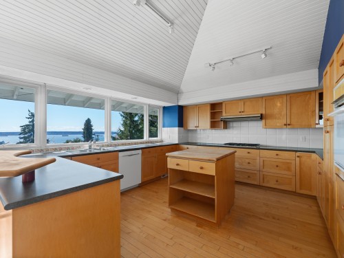 2220 Queens Avenue, West Vancouver, BC 