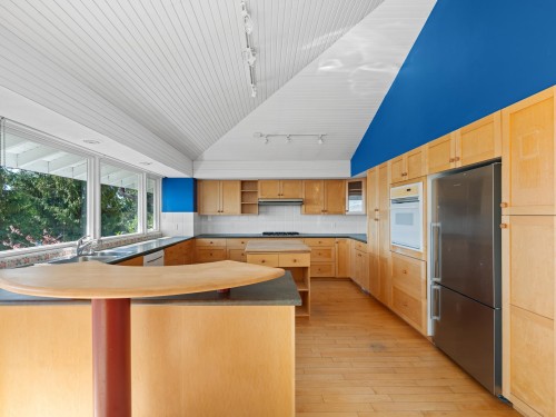 2220 Queens Avenue, West Vancouver, BC 