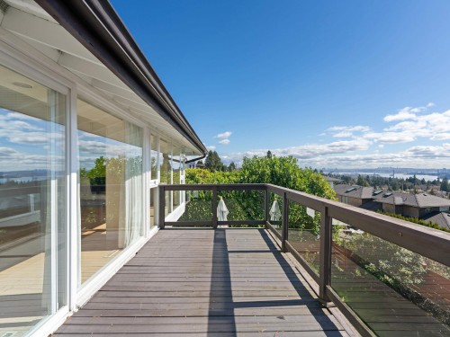 2220 Queens Avenue, West Vancouver, BC 