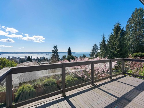 2220 Queens Avenue, West Vancouver, BC 