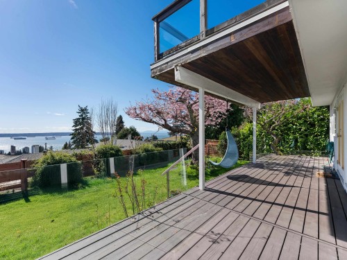 2220 Queens Avenue, West Vancouver, BC 