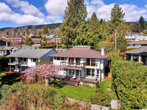 2220 Queens Avenue, West Vancouver, BC 