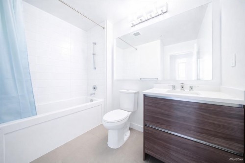 401-8850 University Crescent, Burnaby, BC - Indoor Photo Showing Bathroom