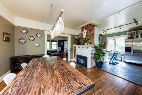 364 14Th Street E, North Vancouver, BC 