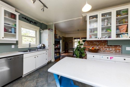 364 14Th Street E, North Vancouver, BC 