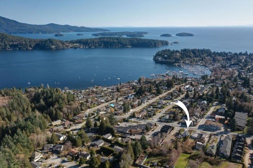 702 Gibsons Way  Gibsons, BC V0N 1V9