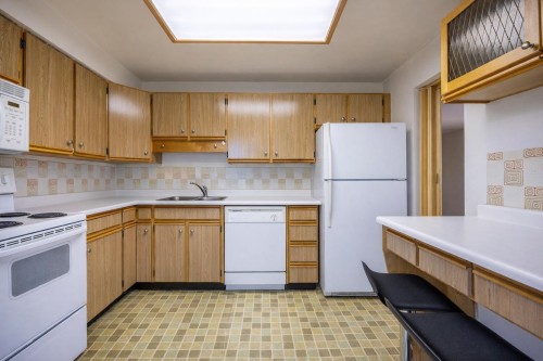 902-615 Belmont Street, New Westminster, BC - Indoor Photo Showing Kitchen With Double Sink