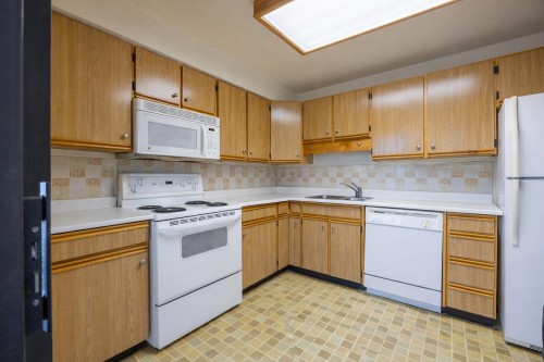 902-615 Belmont Street, New Westminster, BC - Indoor Photo Showing Kitchen With Double Sink