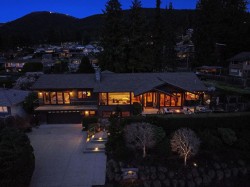 124 Carisbrooke Crescent North Vancouver, BC V7N 2S1