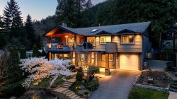 4515 Meadowbank Close North Vancouver, BC V7K 2L1