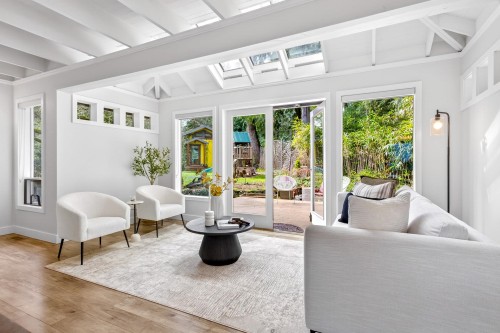 1255 Deer Walk  Bowen Island, BC V0N 1G1