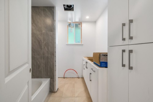 7520 Canada Way, Burnaby, BC 