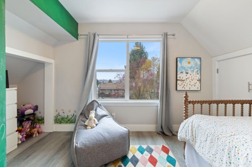 261 4Th Street E, North Vancouver, BC 