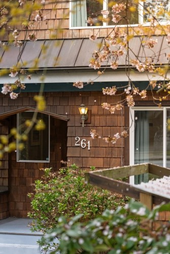 261 4Th Street E, North Vancouver, BC 