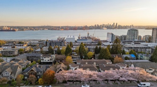 261 4Th Street E, North Vancouver, BC 