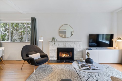 261 4Th Street E, North Vancouver, BC 